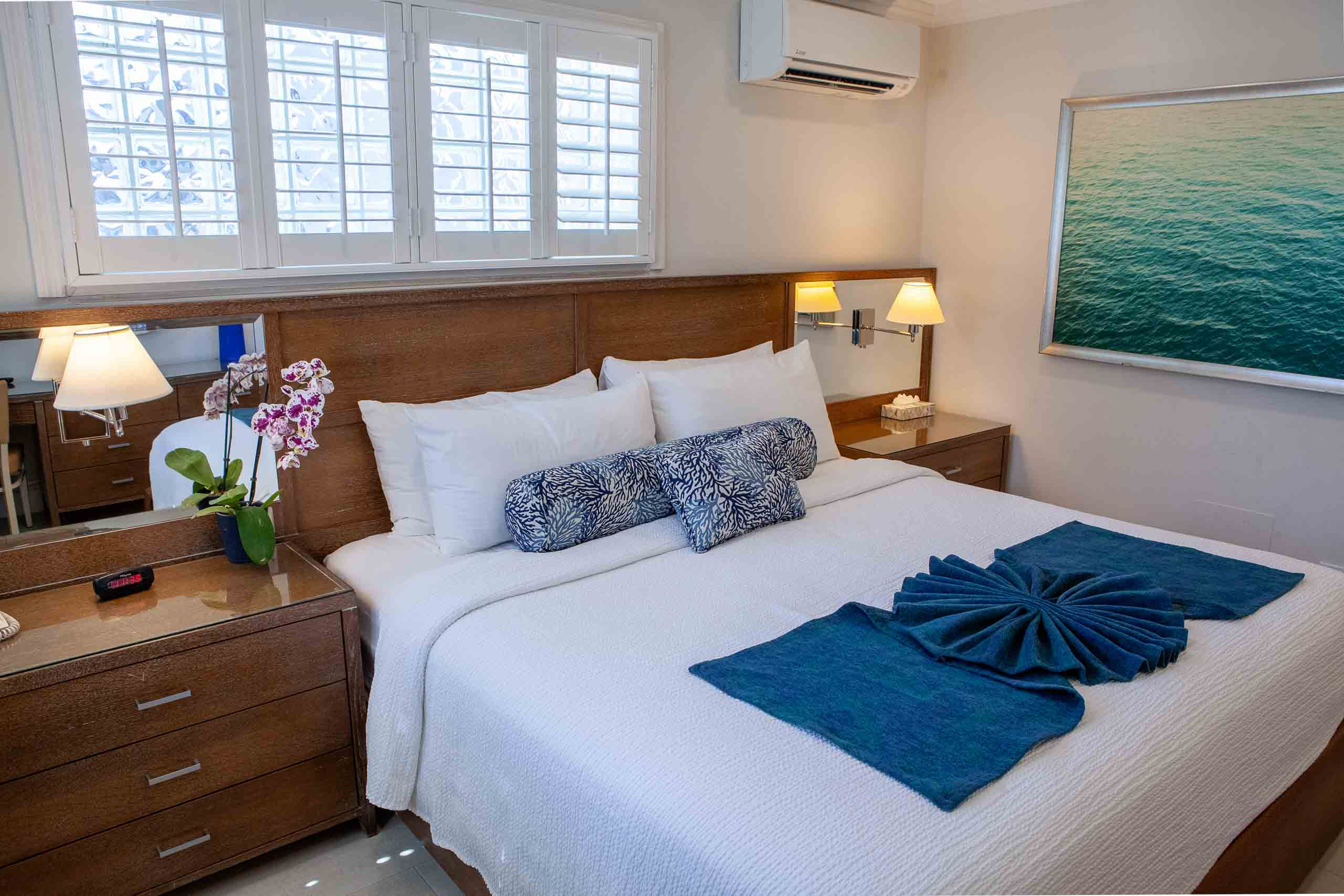 Room 27 — Sea Foam Suite, Courtyard